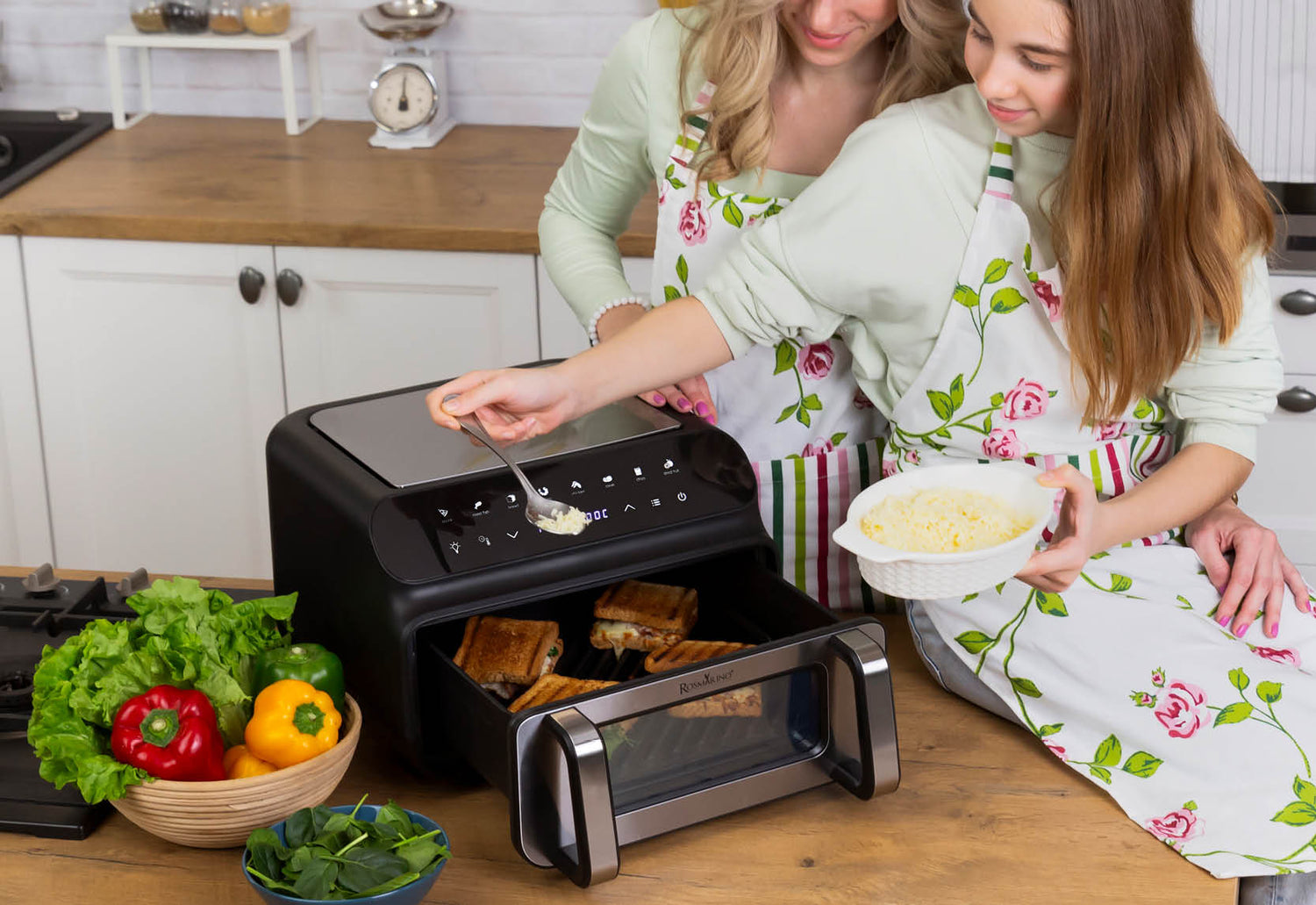 <div>LED-kuva valitud programmide kuvamiseks ning aken toiduvalmimise jälgimiseks.</div>